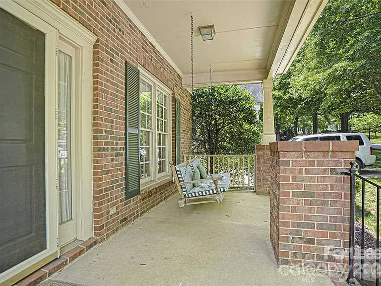 112 McConnell Dr — Photo 5