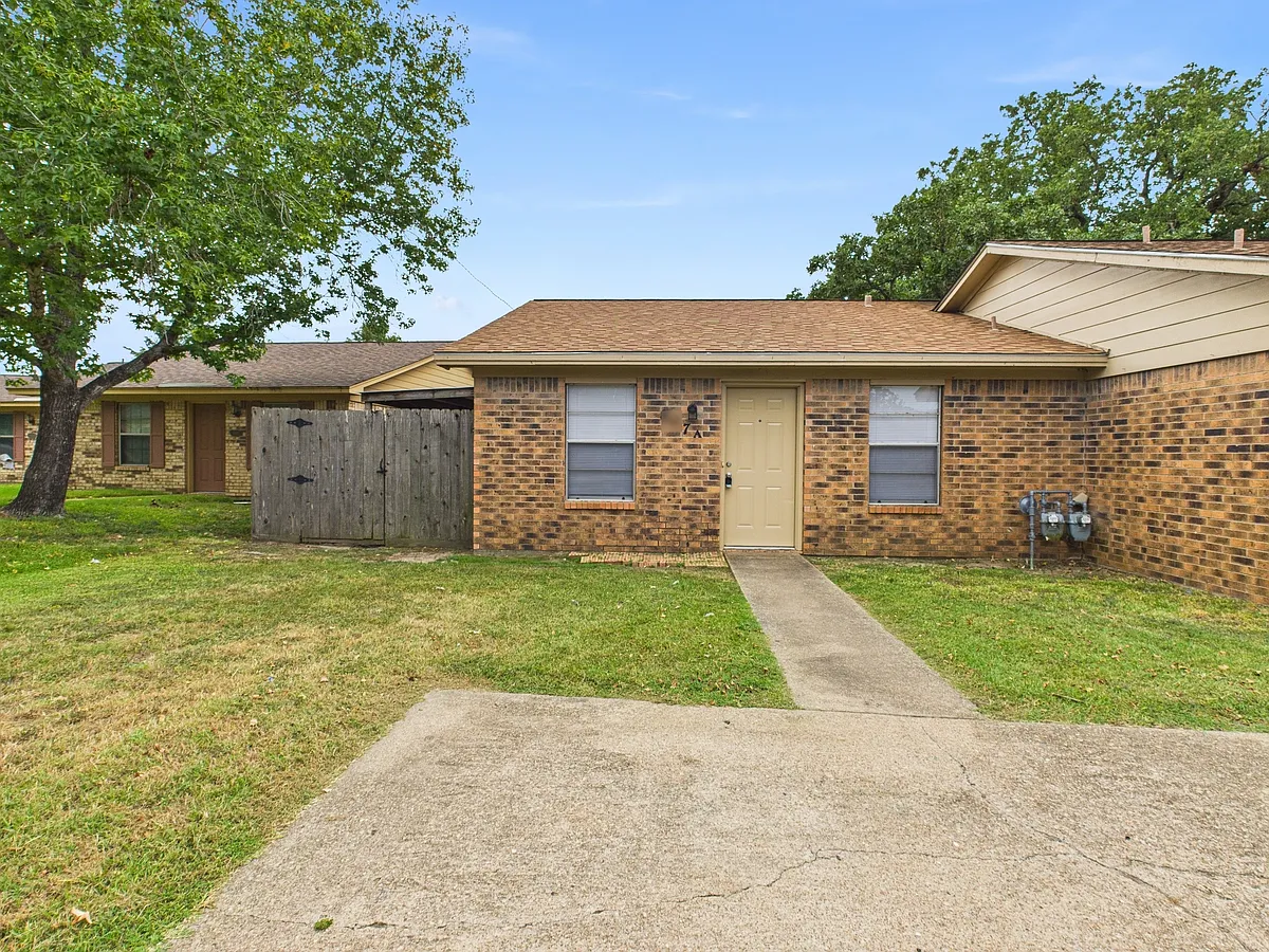 Building Photo - 807 Frio Cir #B
