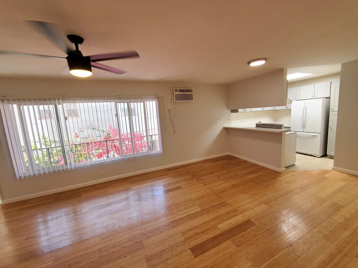 Building Photo - 8529 Saturn St #4