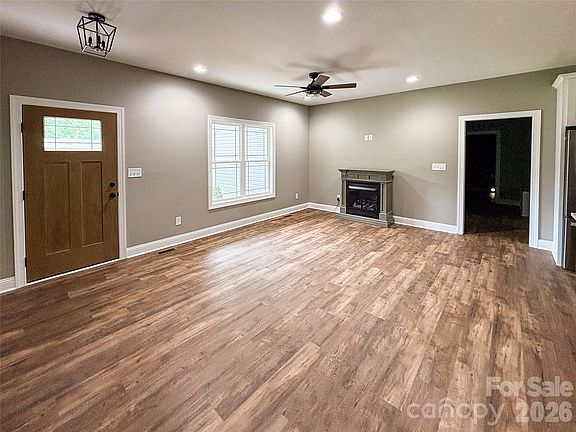 4th image of 206 Edgewood Dr