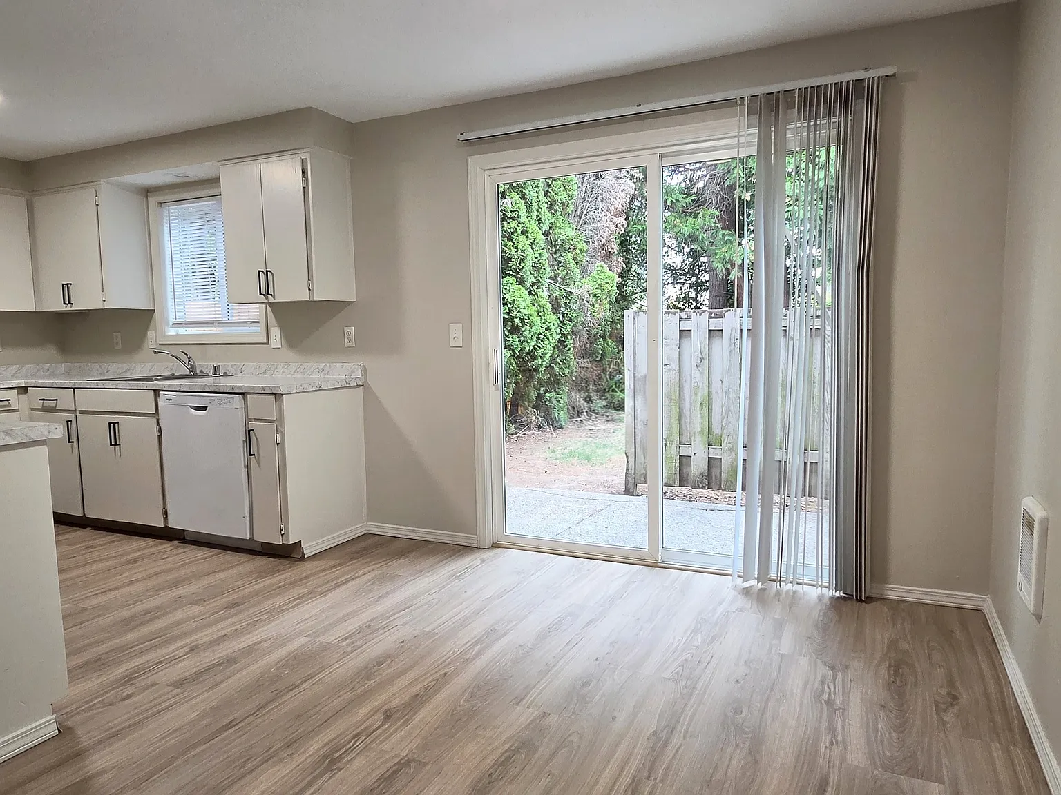 3 bed, 1120 sqft, $2,100 — Photo 4