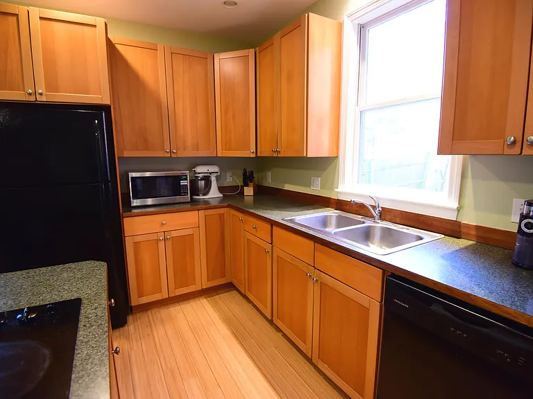 52 Maple St — Photo 10