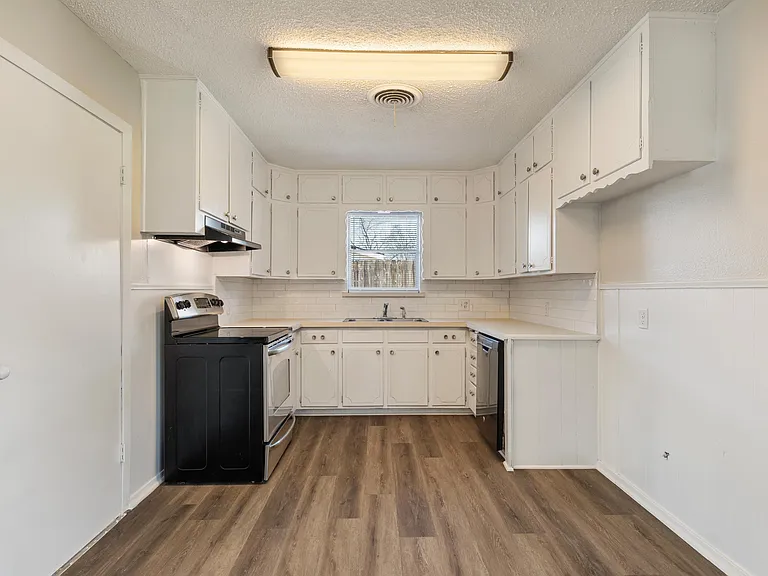 506 E White St — Photo 9
