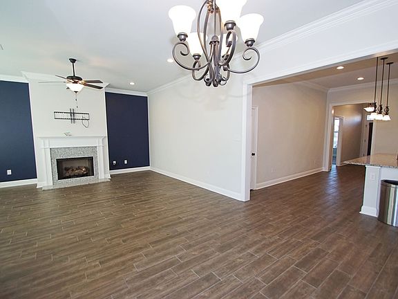 3rd image of 915 Hackberry Dr