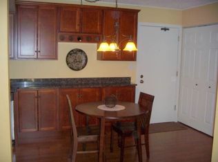 325 Springhill Dr APT 213, Roselle, IL 60172