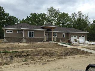 2016 E Slade Ln, Mahomet, IL 61853