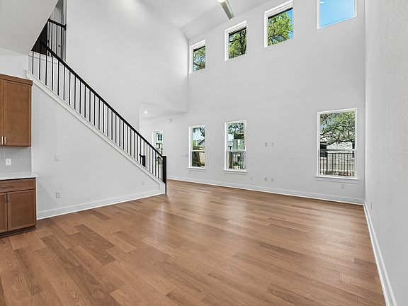 5th image of 310 San Saba Dr