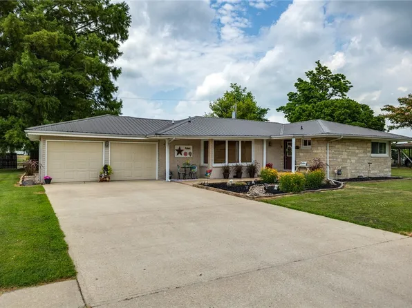 101 Willow Dr, Farina, IL 62838