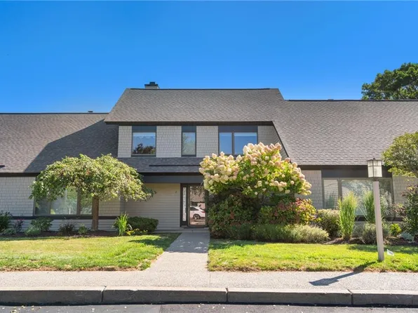 2 Blindbrook Dr, Narragansett, RI 02882