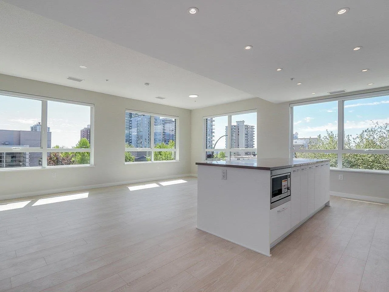 3 bed, 1213 sqft, $4,900 — Photo 2