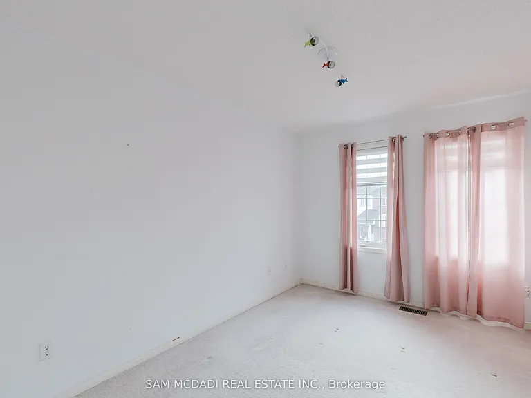 1260 Lamont Cres — Photo 16