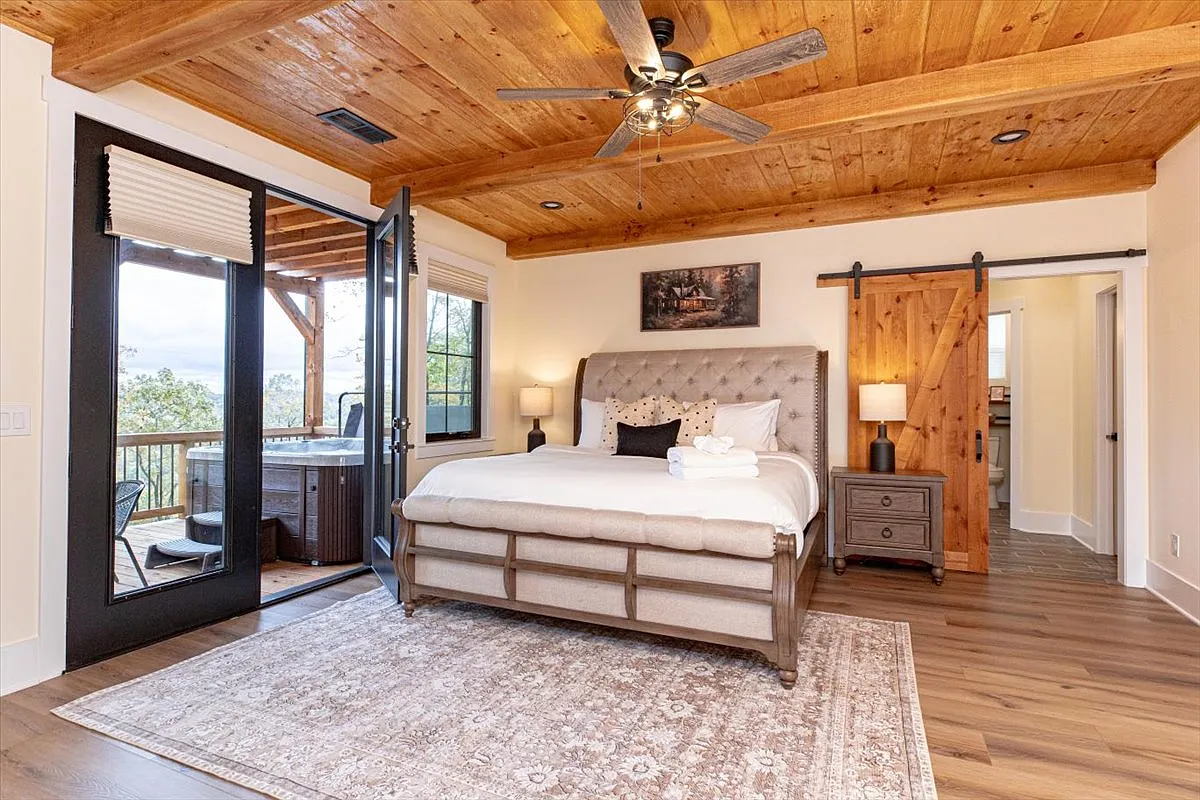 3 bed, 3.5 bath, 2700 sqft, $7,000 — Photo 4