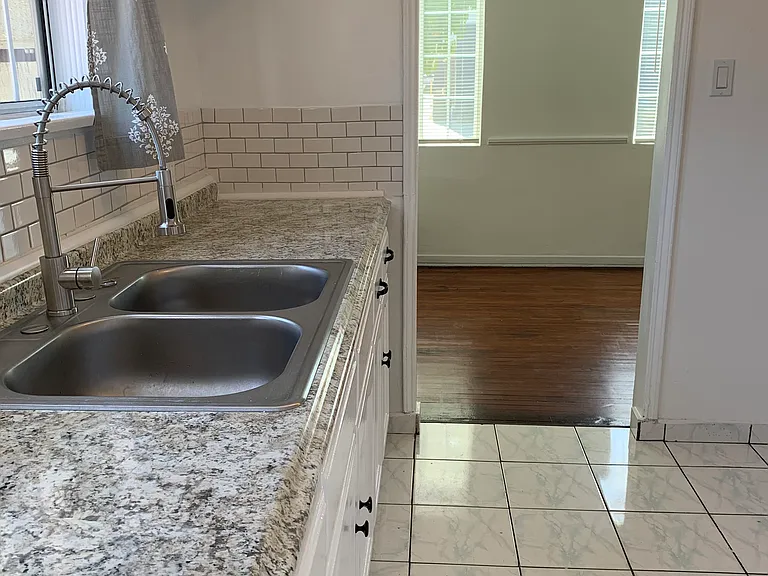 11256 Victory Blvd — Photo 9