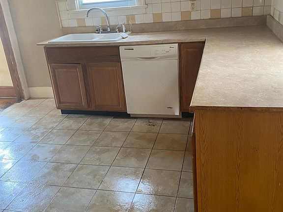 4th image of 2382 Mount Vernon Ave