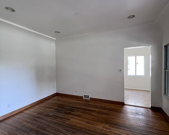 4th image of 1523 S Crest Dr