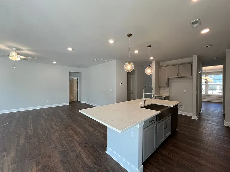 816 Challenger Ln — Photo 6