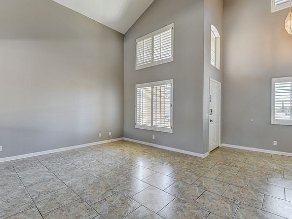 5th image of 567 Fernshaw Dr