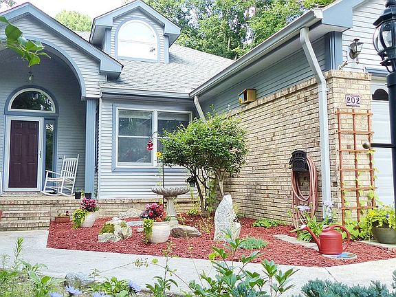 2nd image of 202 N Tallyho Ln