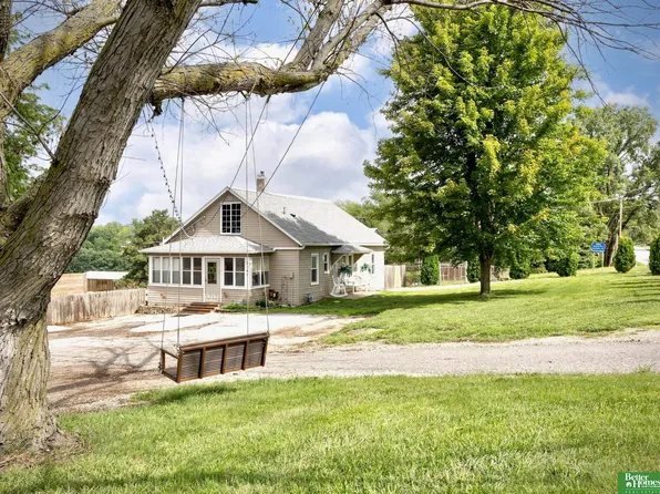 8264 Cedar Island Rd, Bellevue, NE 68147