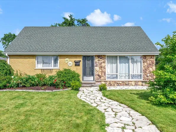 8901 Southfield Dr, Bridgeview, IL 60455