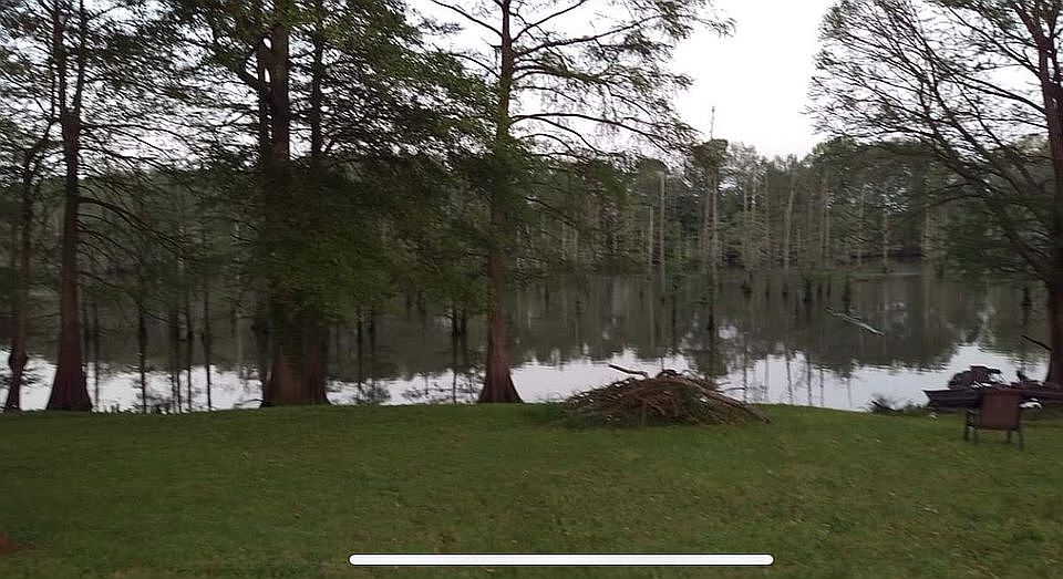 Peaceful lakeside lot