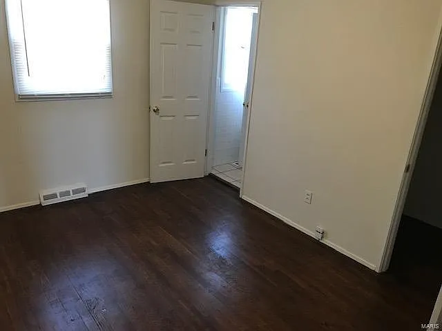 135 Calbreath Ct — Photo 4
