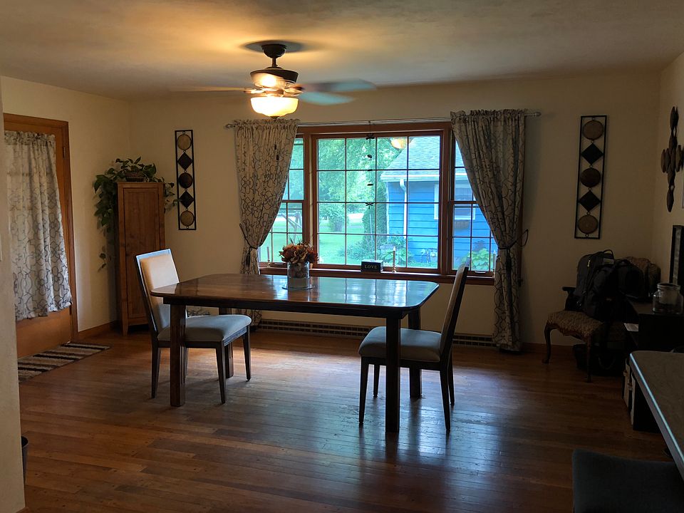 Dinning room with hardwood