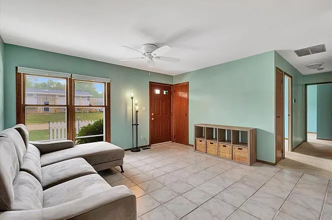 1703 E Fairlawn Dr — Photo 2
