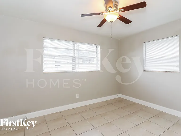 2350 SW 68th Ter — Photo 7