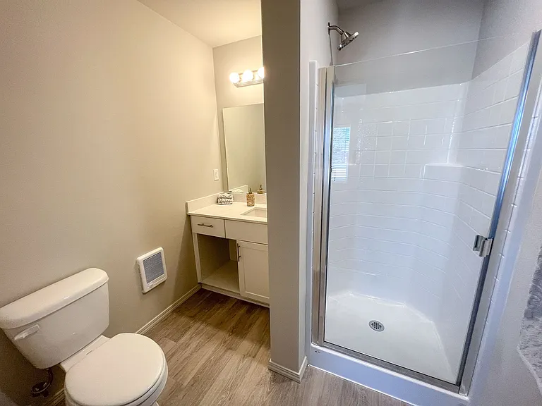 Leasing Special: $500 off 1 Month's Rent plus $1000 Standard Security Deposit! — Photo 9