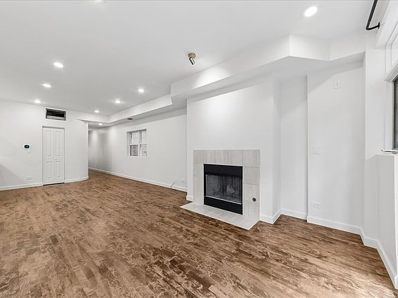 5th image of 1046 W Fulton Market APT 3
