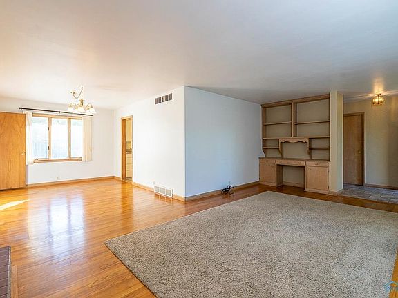 5th image of 721 E Circle Dr