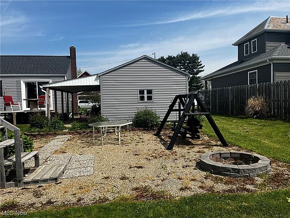 5th image of 124 6th St NE