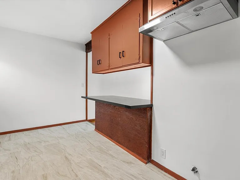 1127 Harrison Ave — Photo 2
