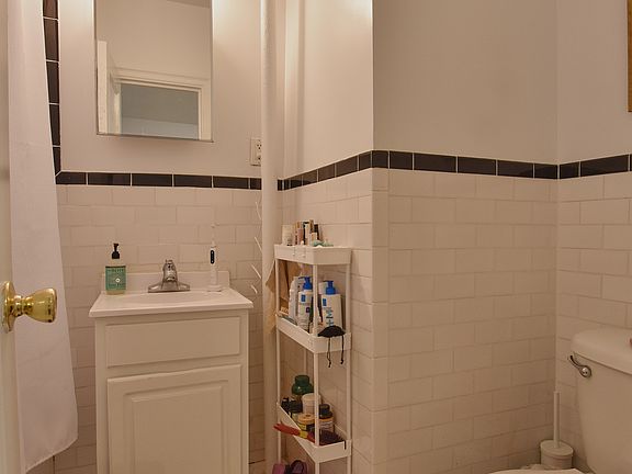 5th image of 1 Bank St APT 3C