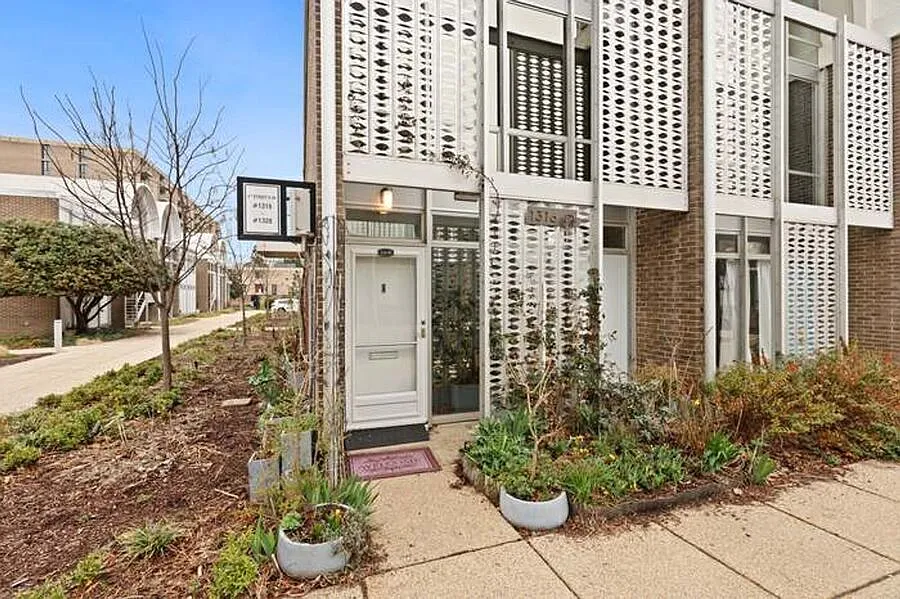 Spacious 4-Bedroom in SW with Pool, Gym, and more! | Pets Welcome ! Water, AC, Heat Included! — Photo 2