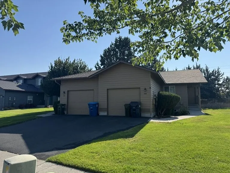 782 NE Savannah Dr — Photo 2