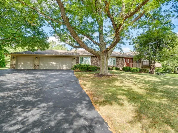 12832 Legend Lakes Dr, Roscoe, IL 61073