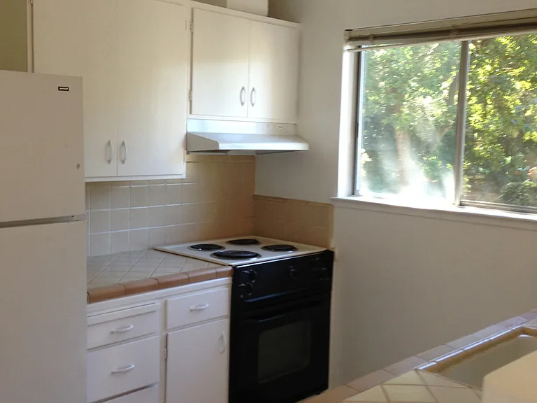 Chateau Apartments — Photo 18