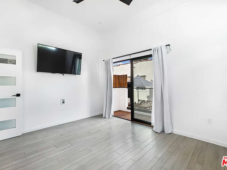 1207 N Genesee Ave — Photo 16