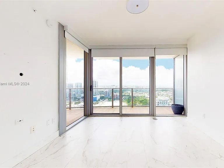 488 NE 18th St #3200 — Photo 3