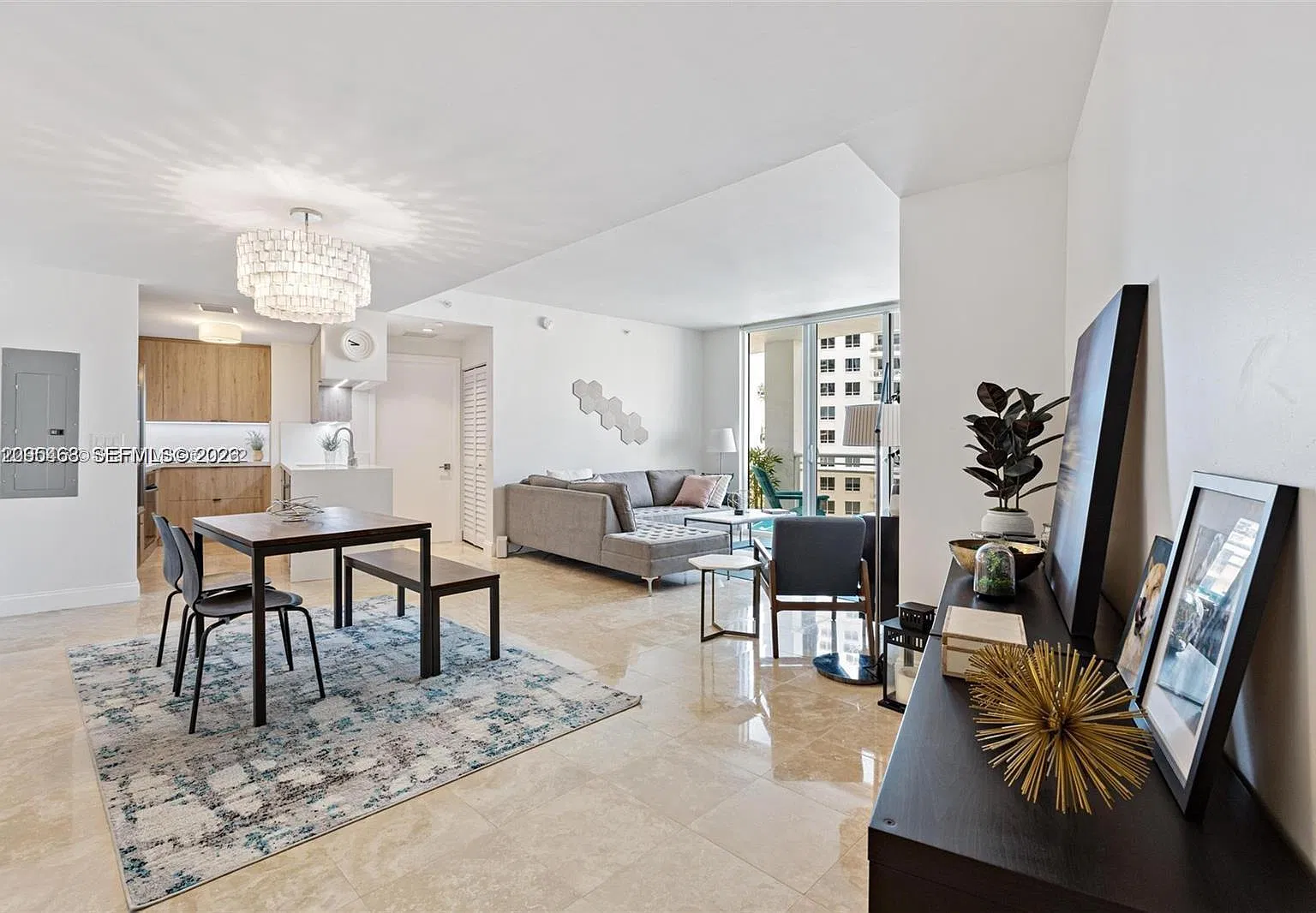 Carbonell Condo — Photo 2