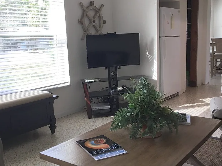 812 Harbor Dr S — Photo 2