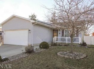 2709 Rocksbury Dr, Bloomington, IL 61705