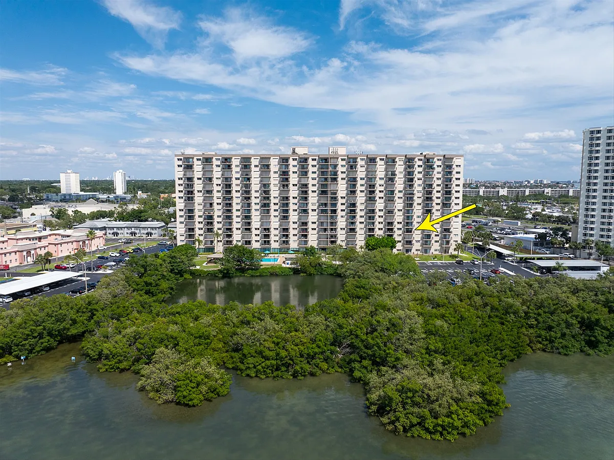 Building Photo - 7050 Sunset Dr S #302