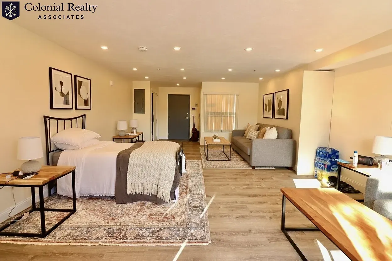 Studio, 400 sqft, $2,500 — Photo 3