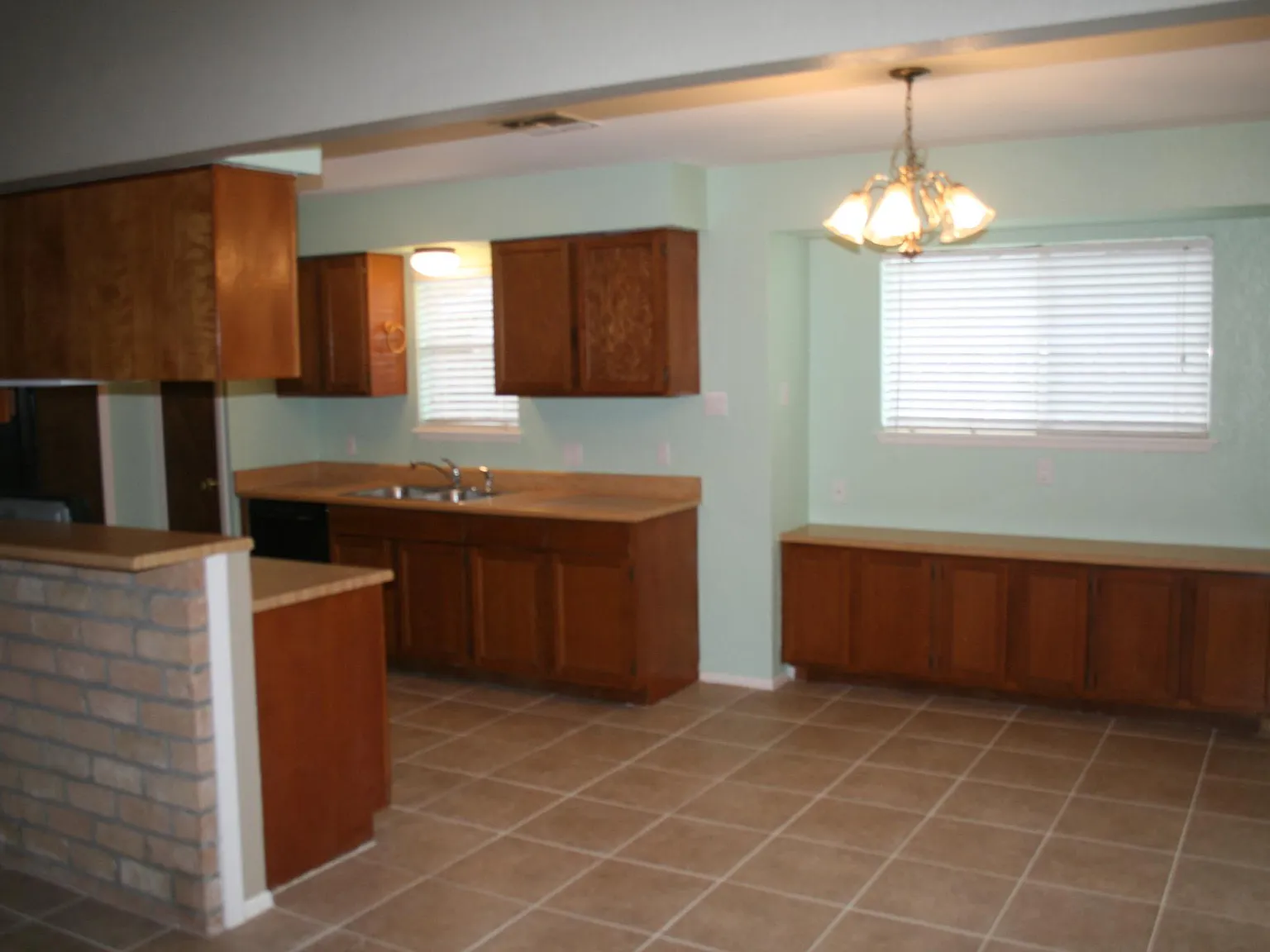 3 bed, 1294 sqft, $1,925 — Photo 3