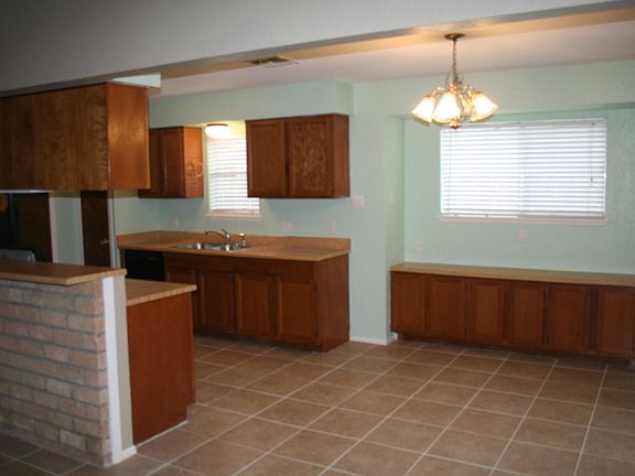 3rd image of 826 Saint Peter St