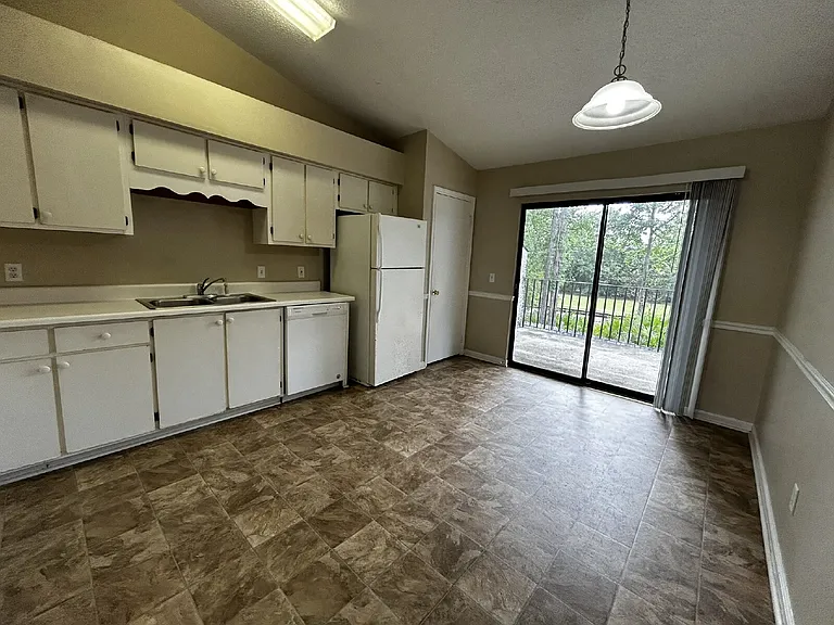 910 Brett Dr #16 — Photo 3