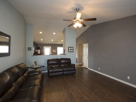 Spacious great room withbreakfast bar